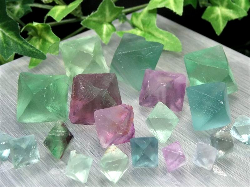 わくわくのサイズMIX 4A つやつや フローライト 8面体結晶 MIXカラー