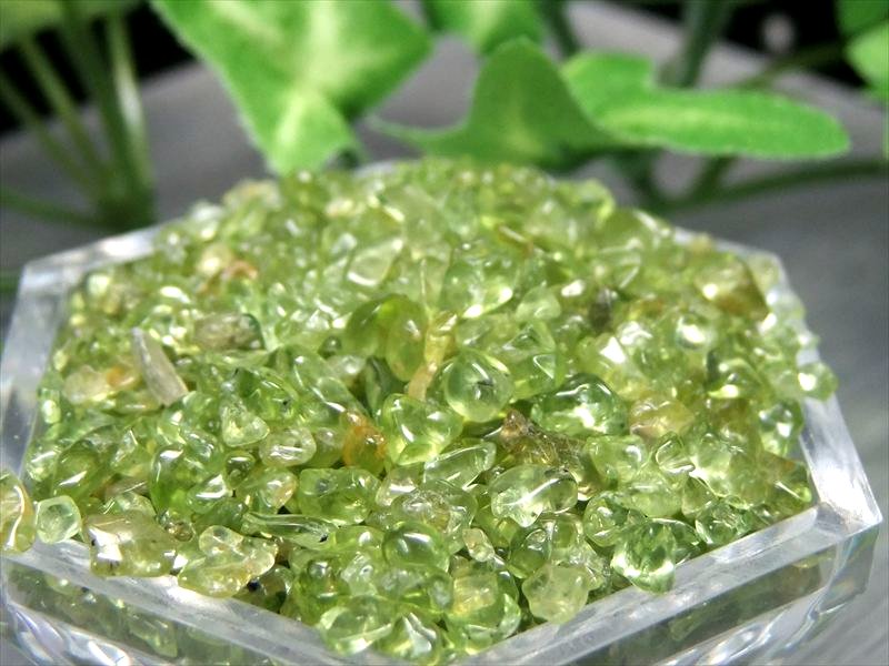 透明感抜群 希少 ペリドット さざれ かんらん石 1袋100グラム入り 約