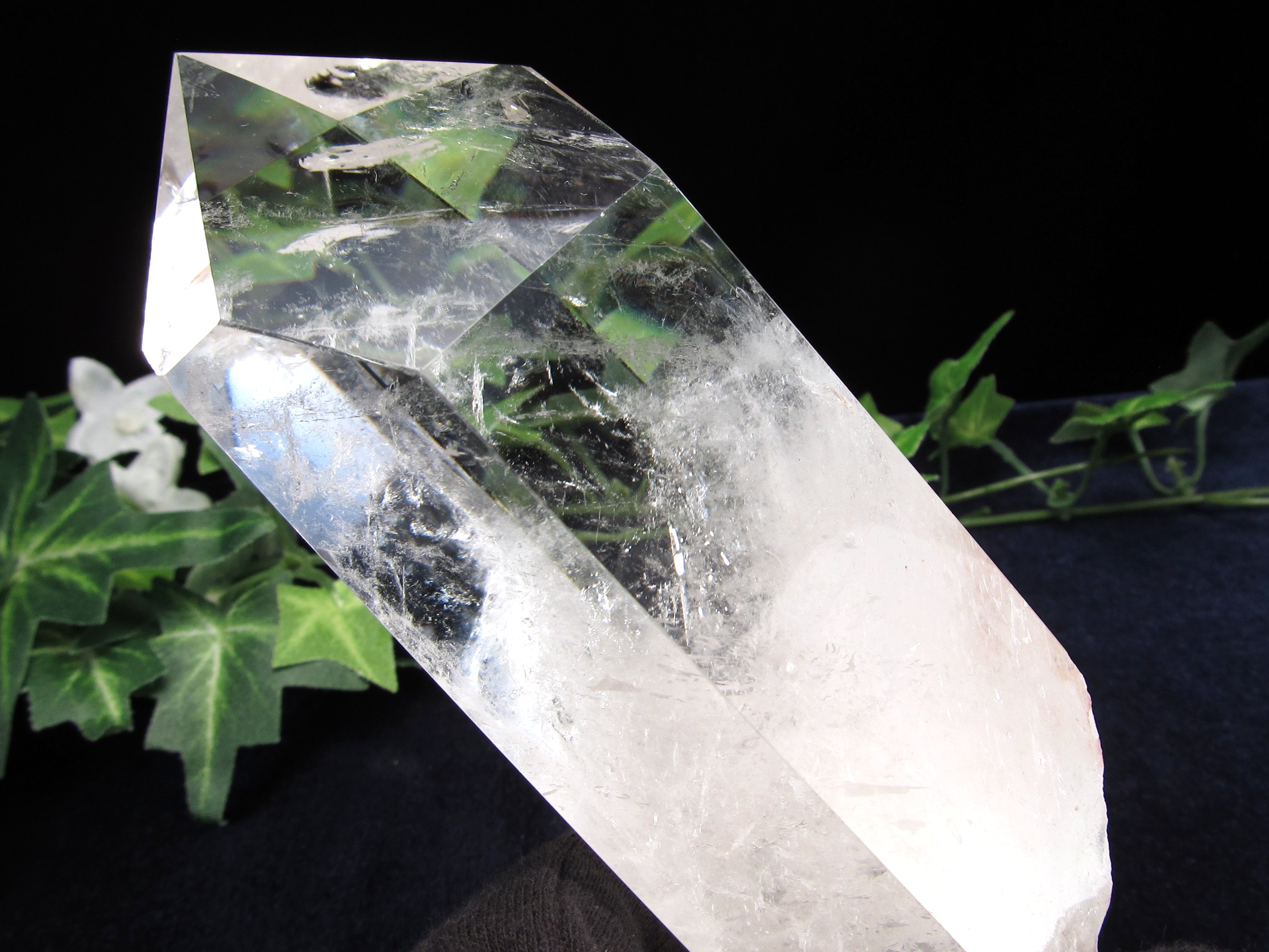 巨大　水晶　ポイント　六角柱　木製台座付き　虹入り　高透明度　約50㎝ 虹入り 透明水晶 ポイント 六角柱 専用木製台座付き 高さ172mm 重さ
