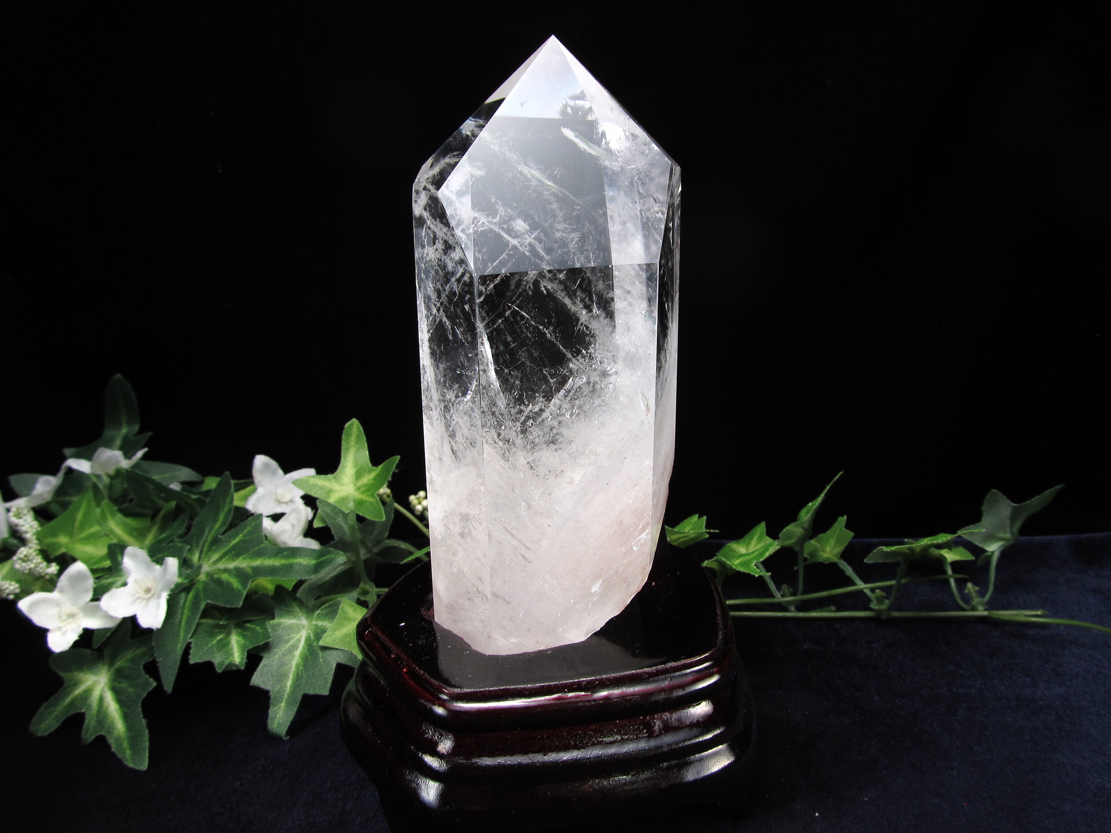 大きい　水晶　ポイント　六角柱　木製台座付き　虹入り　クリア　約29㎝ 虹入り 透明水晶 ポイント 六角柱 専用木製台座付き 高さ172mm 重さ