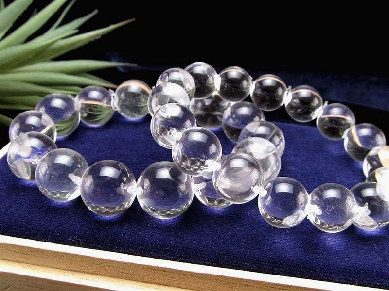 光を受けてレンズのように輝く 天然水晶 ブレスレット 約12mm-13mm×16