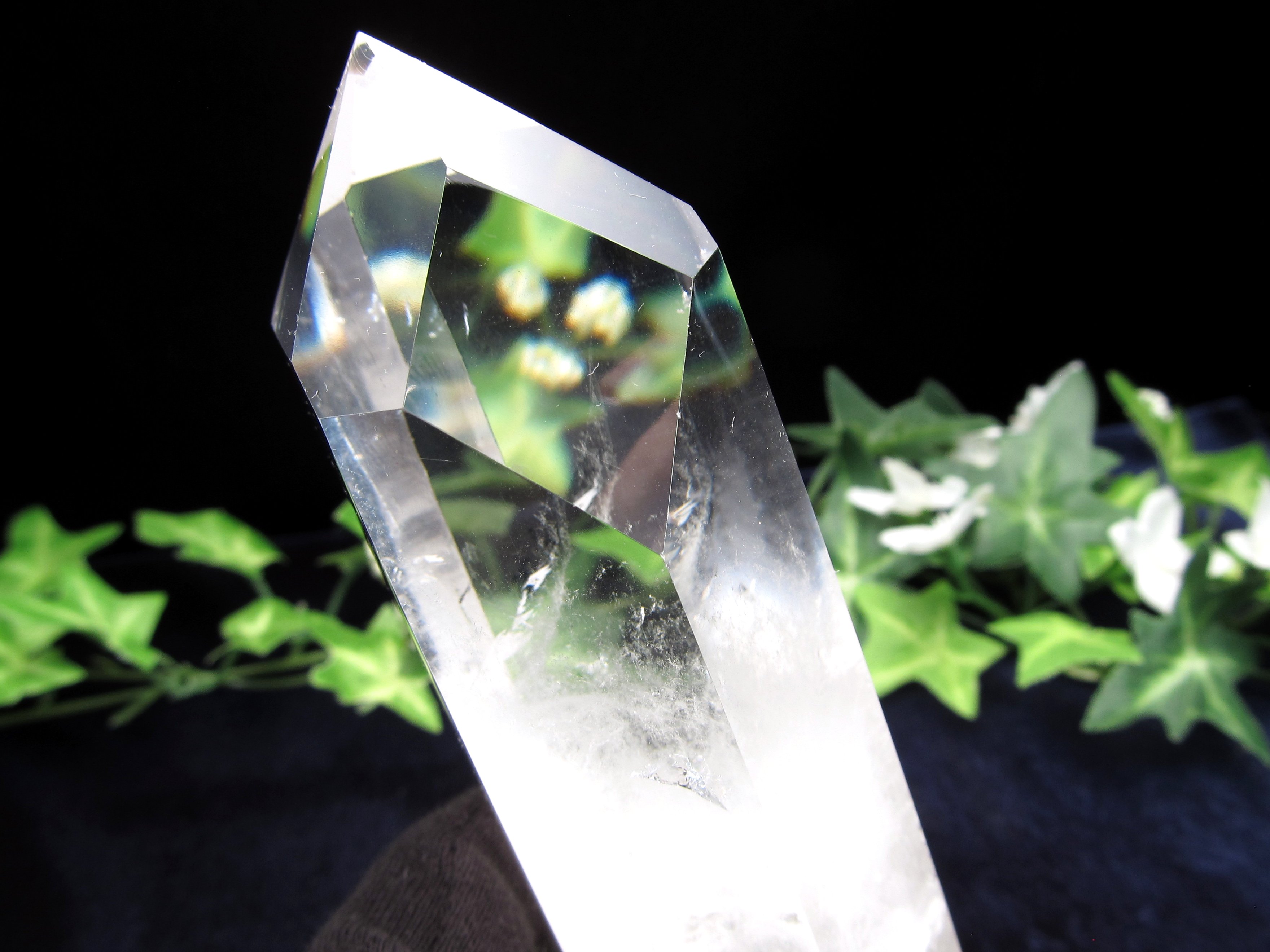 水晶　ウィンドウクォーツ ウィンドウクォーツ・虹入り 透明水晶 ポイント 専用木製台座付 高さ