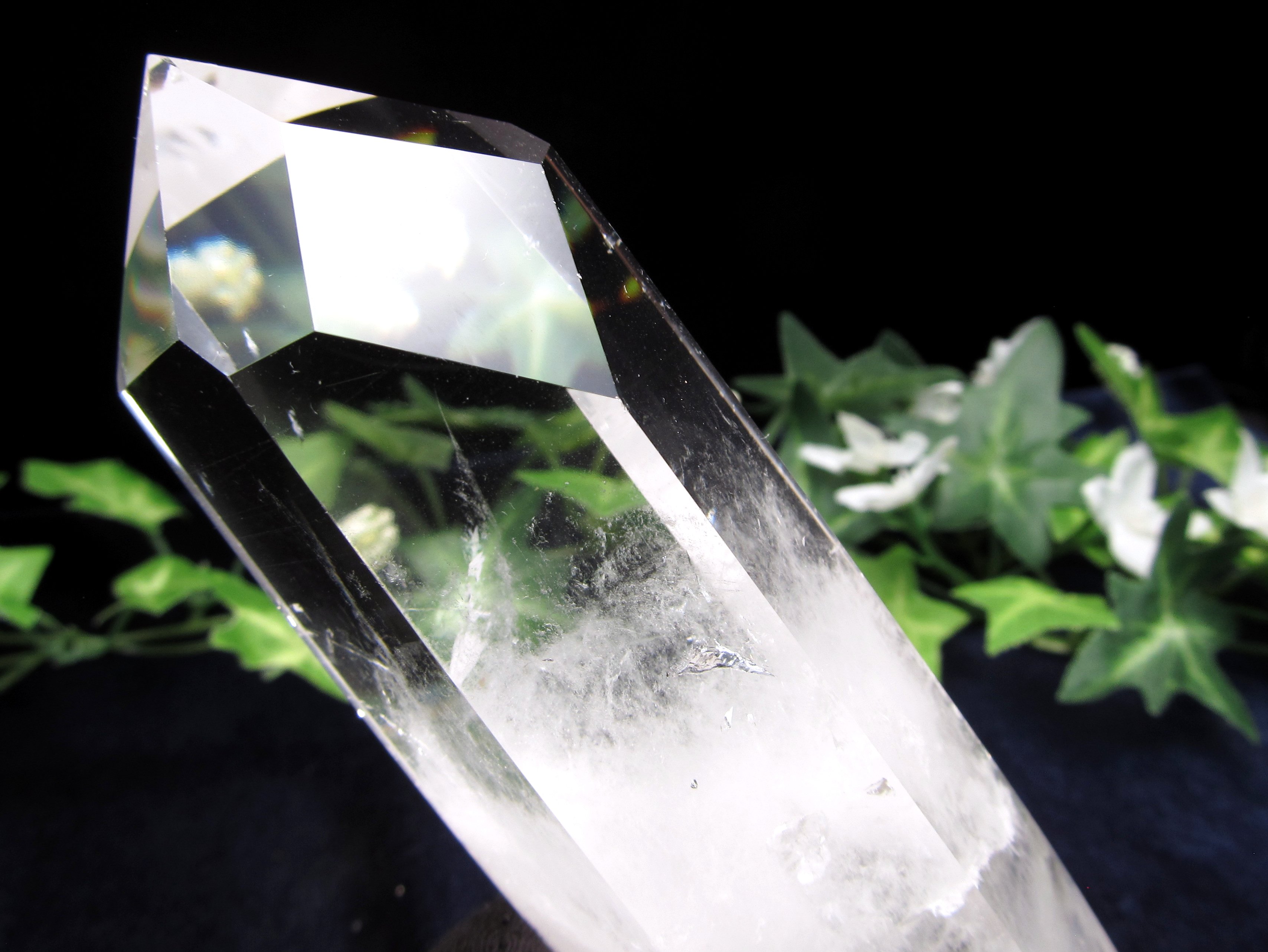 ウィンドウクォーツ・虹入り 透明水晶 ポイント 専用木製台座付 高さ