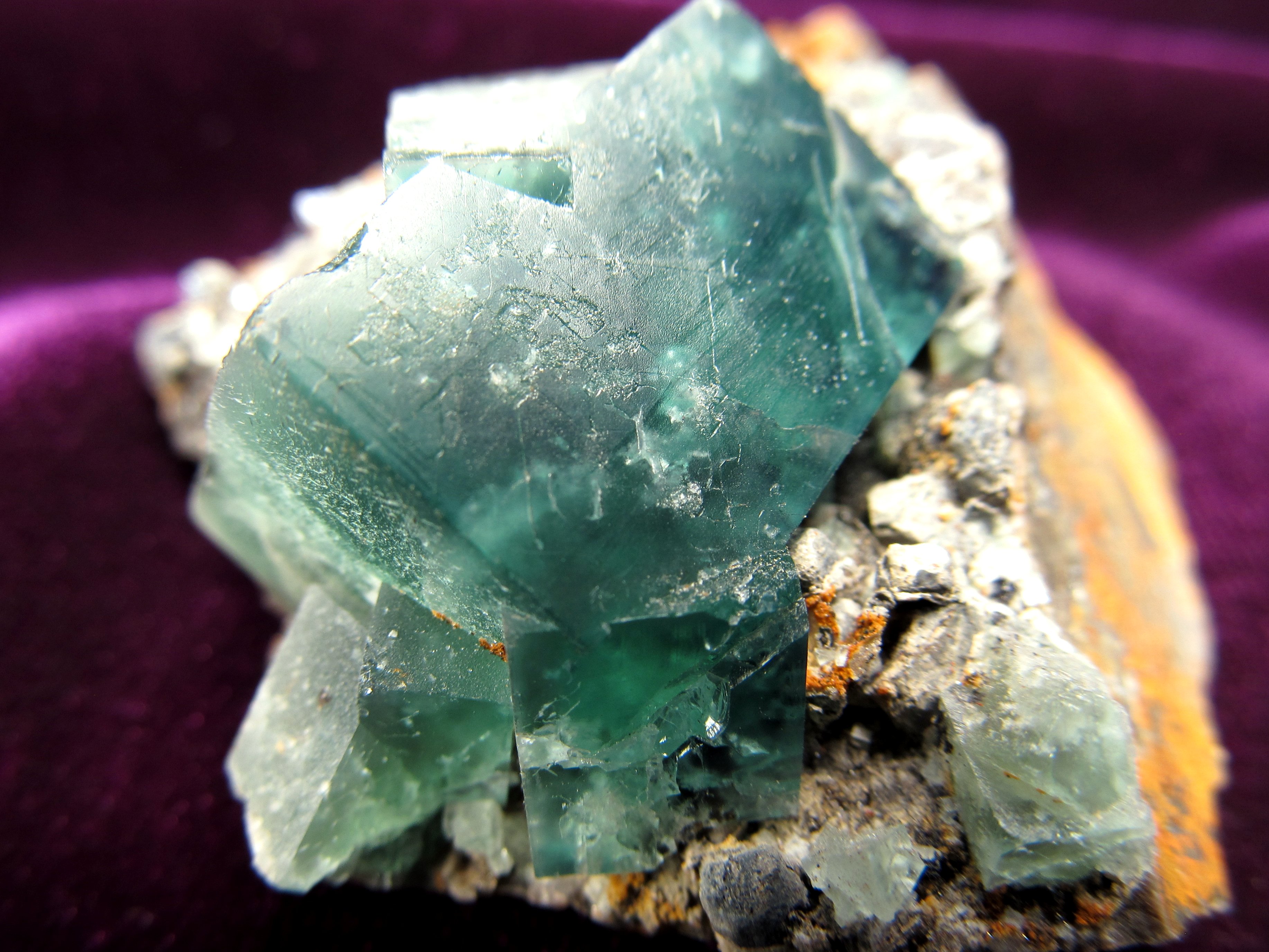 蛍光 フローライト 結晶 原石 重さ75g 最大幅約61mm 魅惑の逸品 神秘的