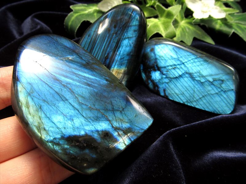 超大特価☆希少なピンク結晶やラブラドライト原石☆様々な天然石☆水晶など つやつやポリッシュストーン ラブラドライト 原石 磨き 置物 重さ約