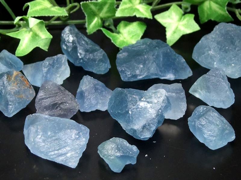 強めの蛍光 マリンブルー 蛍光フローライト原石 詰め合わせ 約100g入り