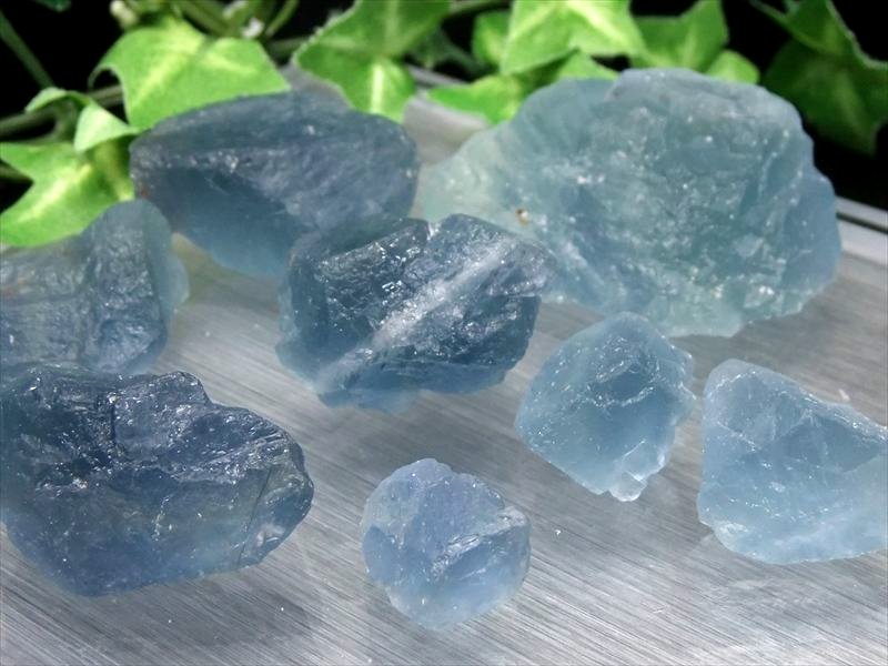 強めの蛍光 マリンブルー 蛍光フローライト原石 詰め合わせ 約100g入り