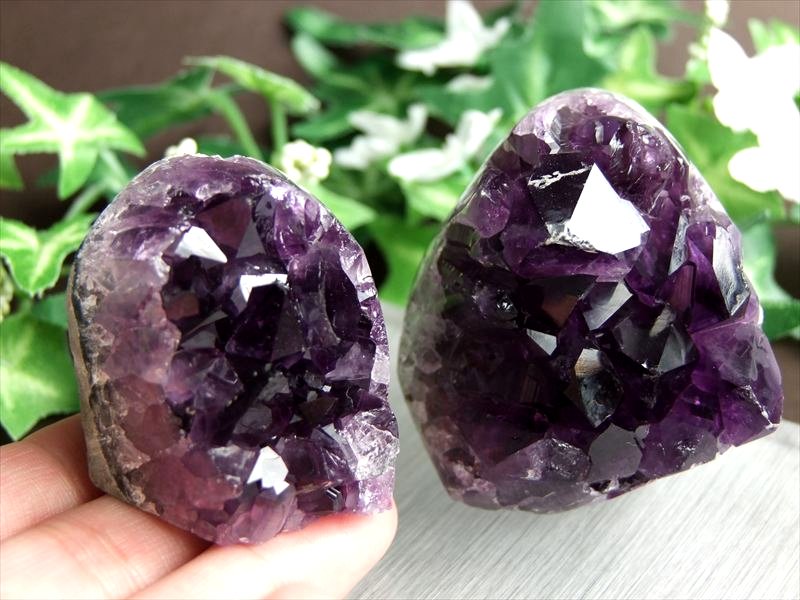 濃い紫 手の平サイズ 4A アメジスト 紫水晶 クラスター スタンドタイプ