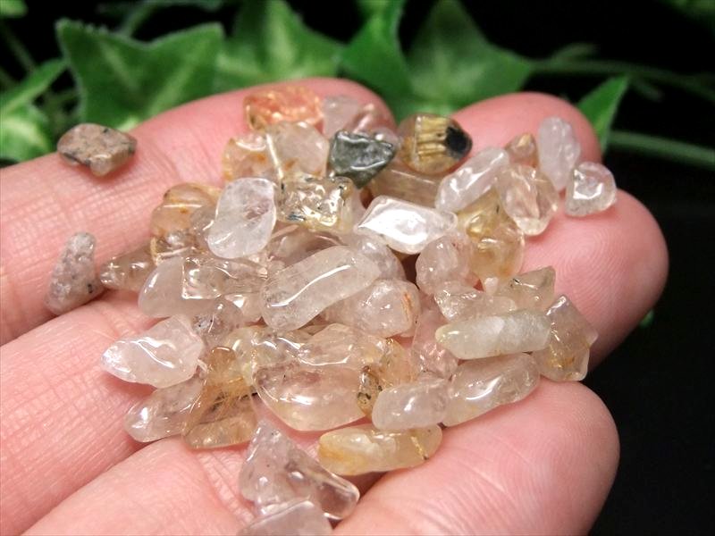 たっぷり1kg ゴールドルチル 針入り 水晶 さざれ 粒サイズの約4mm-10mm