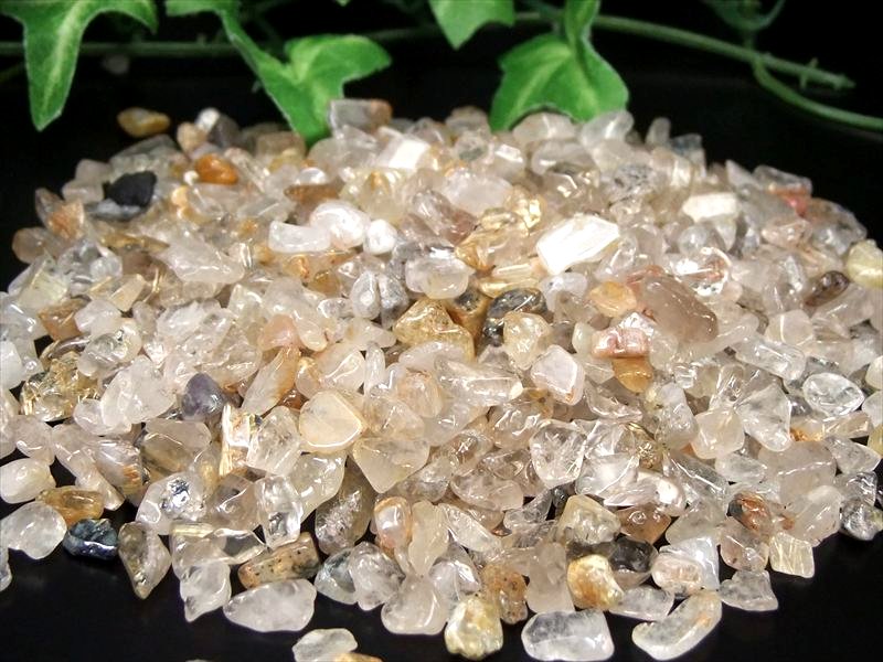 【1キロ超】ゴールドルチルクォーツ クリスタルタワー 天然石 金針 たっぷり1kg ゴールドルチル 針入り 水晶 さざれ 粒サイズの約4mm-10mm