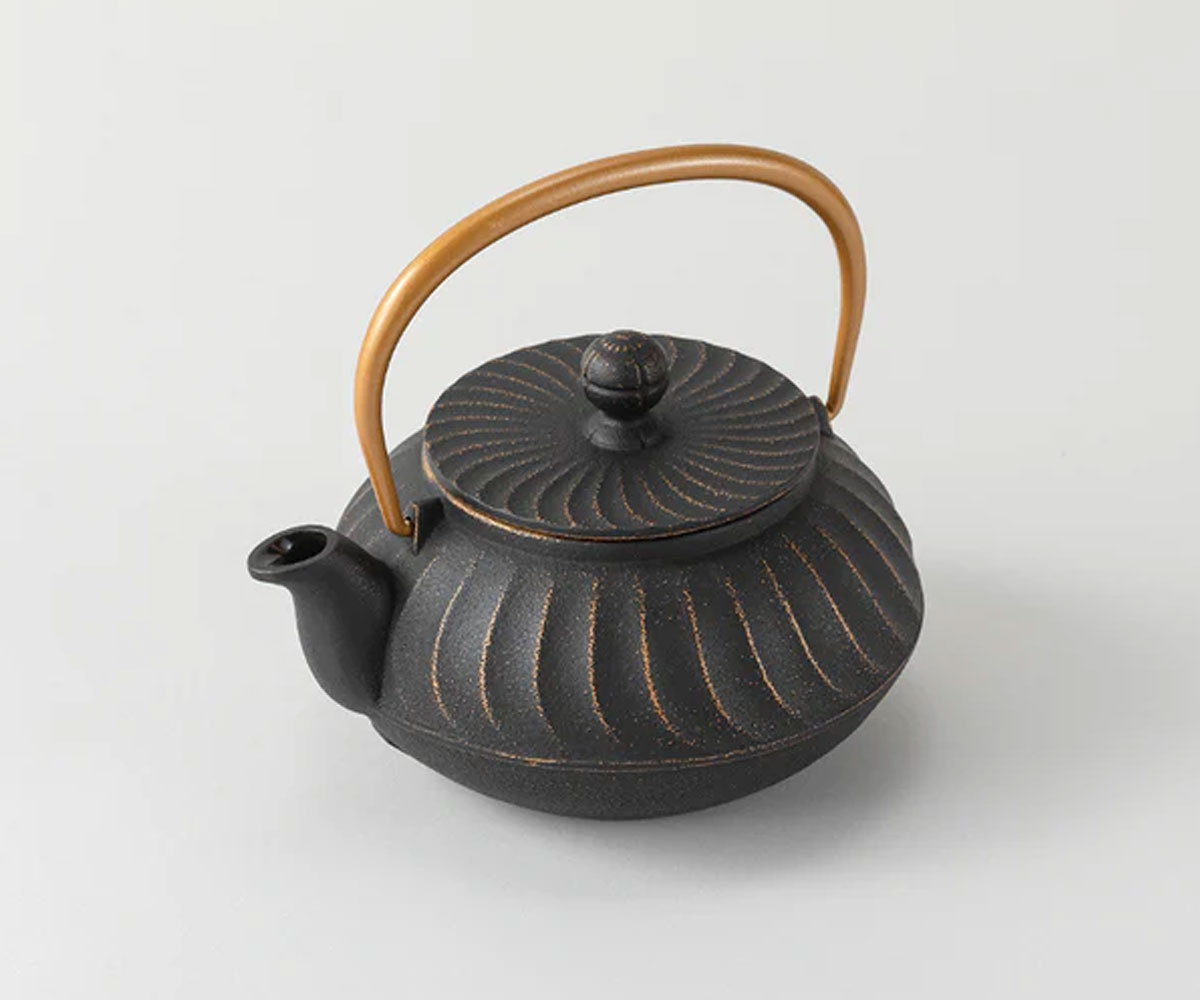 岩鋳（IWACHU） 急須 5型 波 金 黒 ツル金 650ml 茶こし付き 南部鉄器