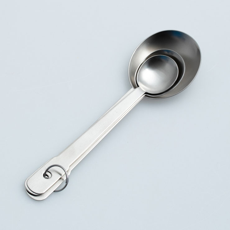 金属リングが付いているので、壁に掛けたり、まとめて収納できるので大変便利