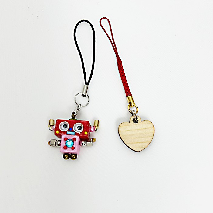 ロボット人形とハートキーホルダー |  | 02