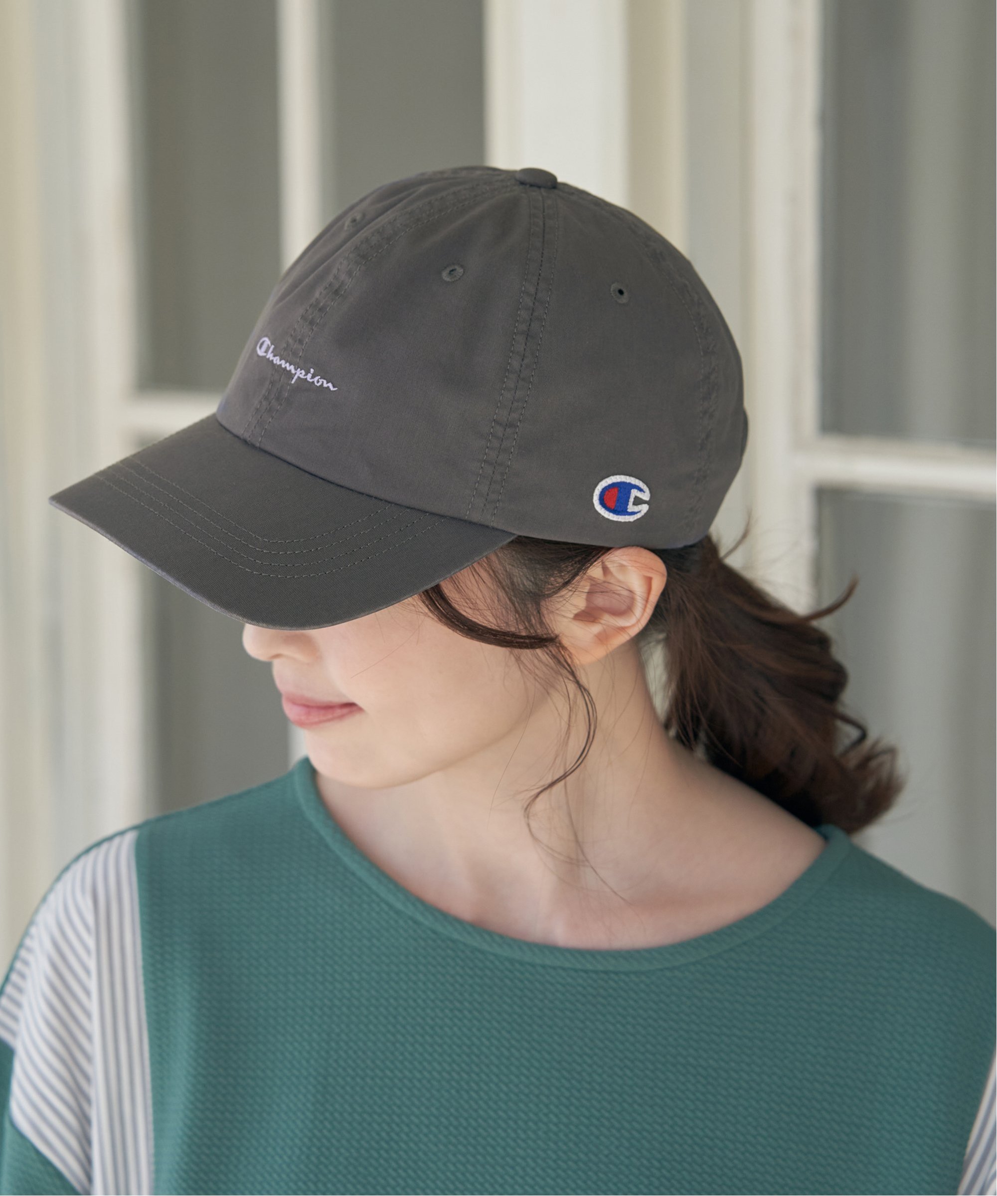 Cロゴ刺繍キャップ 青と赤 Champion キャップ 帽子 「CHAMPION/チャンピオン」スクリプト