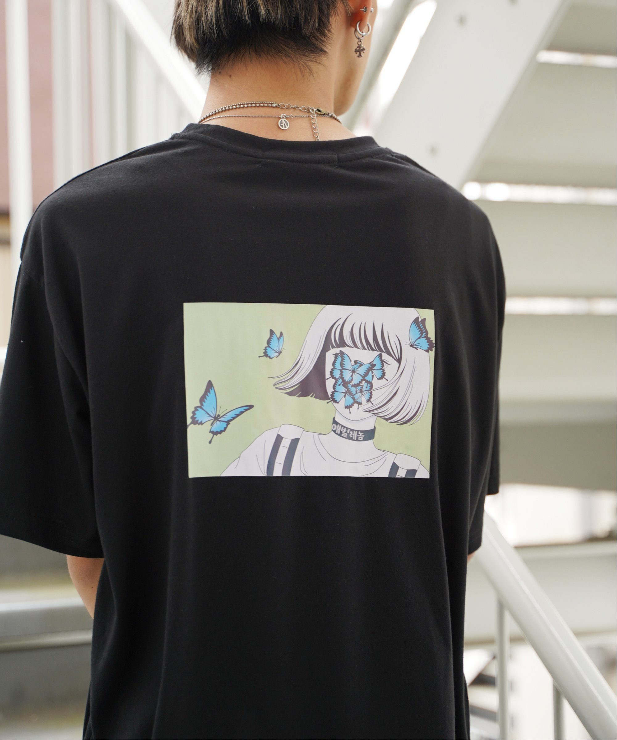 KisaバタフライイラストバックプリントTシャツ