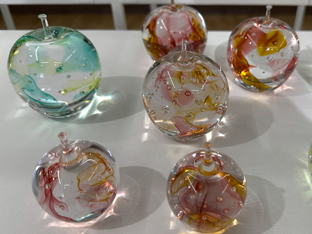 チェコ　CZ GLASS工房　作家もの　りんご チェコ CZ GLASS工房 作家もの りんご チェコ CZ GLASS工房 作家