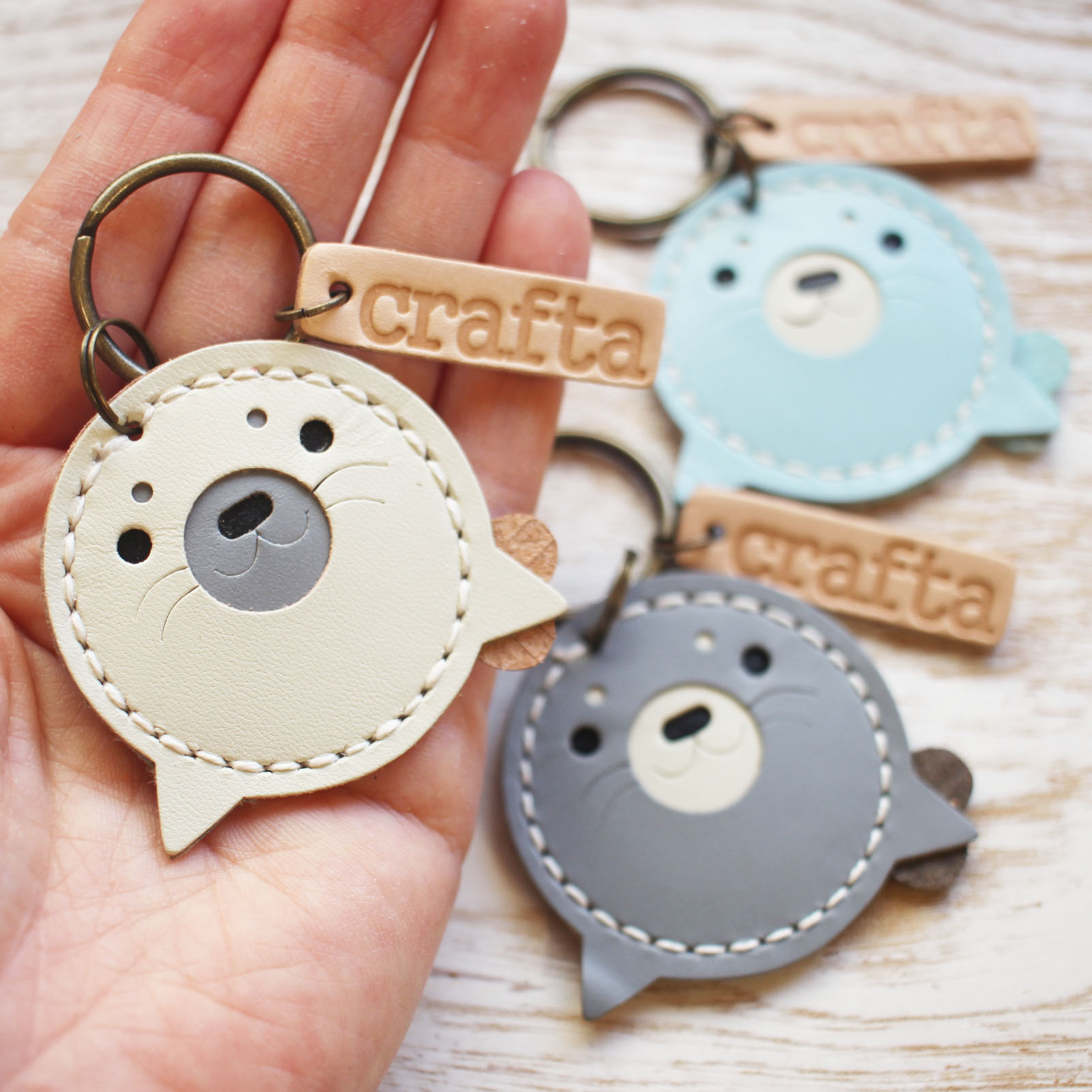 小銭が入るキーホルダー「コインあざらし」白 革 レザー : crafta shop