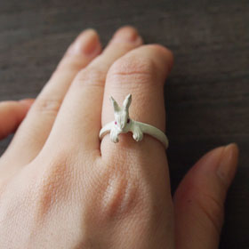 DECOvienya（デコヴィーニャ） 手作りアクセサリー ウサギの宝物リング