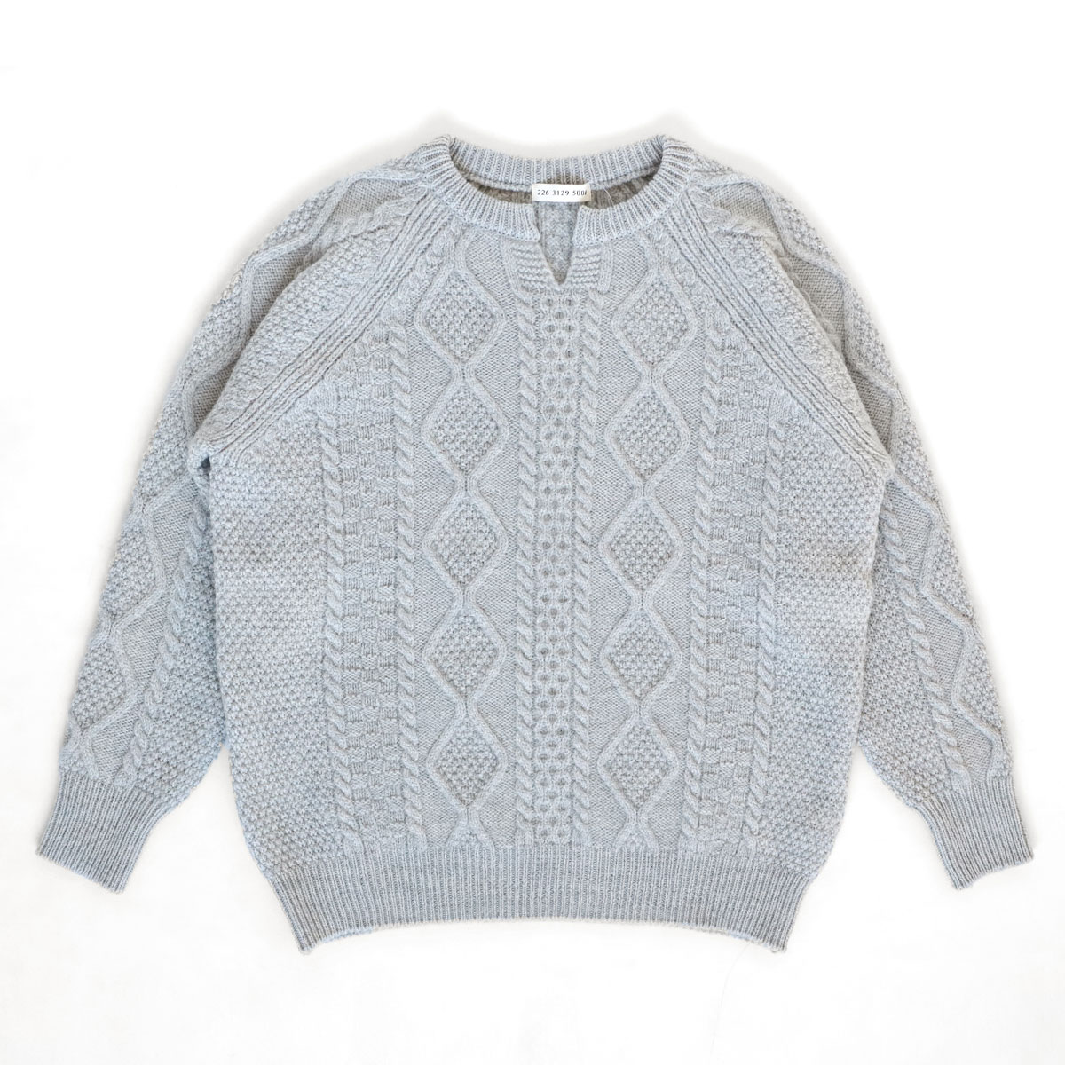 美品　スピックアンドスパン　Higuchi*Sアラン柄ルーズニット　グレー SAIFUKU(サイフク)226(つつむ) からだをつつむ アラン柄キーネックプル