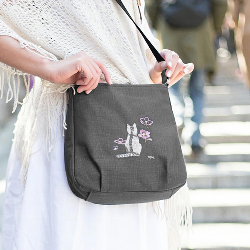 斜め掛けファスナーショルダーバック　 虹猫本舗 猫の刺繍ショルダーバッグ ブラック 斜め掛けにも ポケット