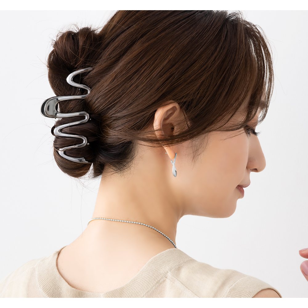 【上品な輝きを】bottegaveneta 楕円形のヘアクリップ 上品な輝きを】bottegaveneta 楕円形のヘアクリップ (BOTTEGA
