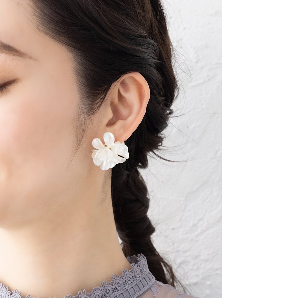 Cream dot. 選べる ピアス イヤリング チタンポスト 大ぶり 花