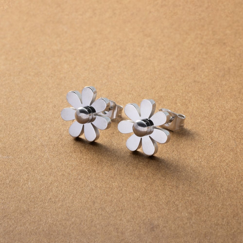 ゴールドの花形スタッドピアス　中国のお土産 スタッド ピアス K18YG イエローゴールド/28018（K18 YG 透かし