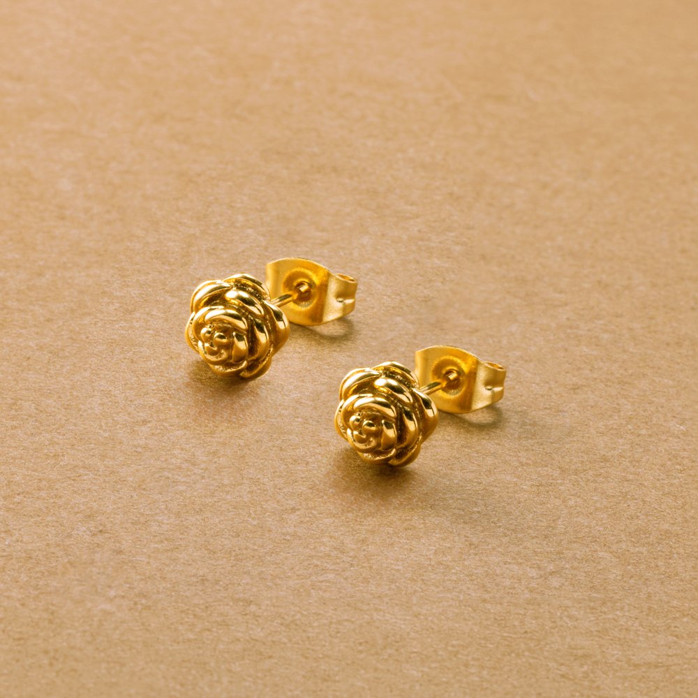 14KGFガーネットの花びらによるダリアのピアス ～Dahlia | iichi
