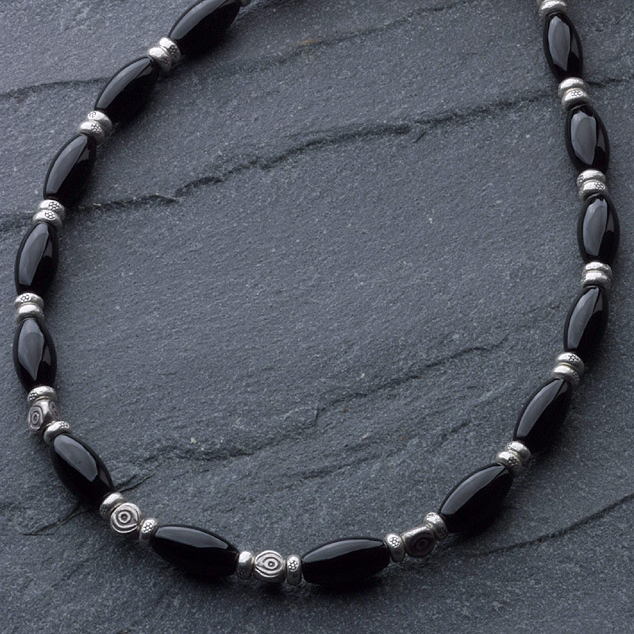 カレン 族 シルバー 漆黒の輝き オニキス ビーズ 紡錘形 ネックレス 
