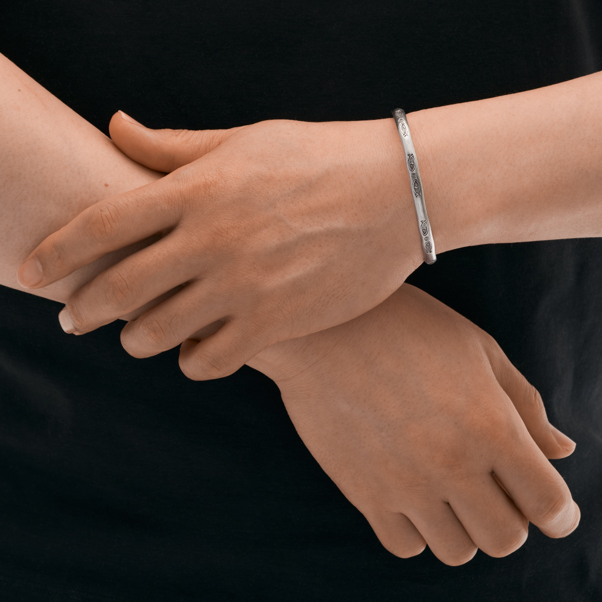 カレン 族 シルバー バングル フリーサイズ メンズ レディース 魚文様