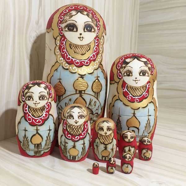 木製の手描きの入れ子人形 マトリョーシカ バブシュカ ロシアの