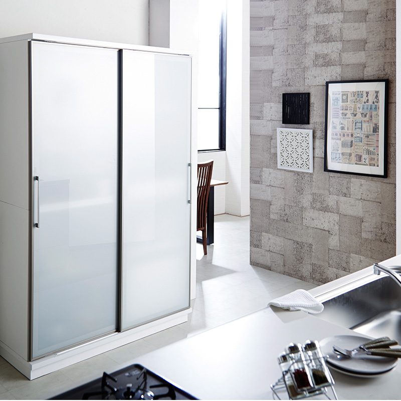 ホワイト木製食器棚 ガラス扉付き 中型 お渡し方法は要相談 - メルカリ