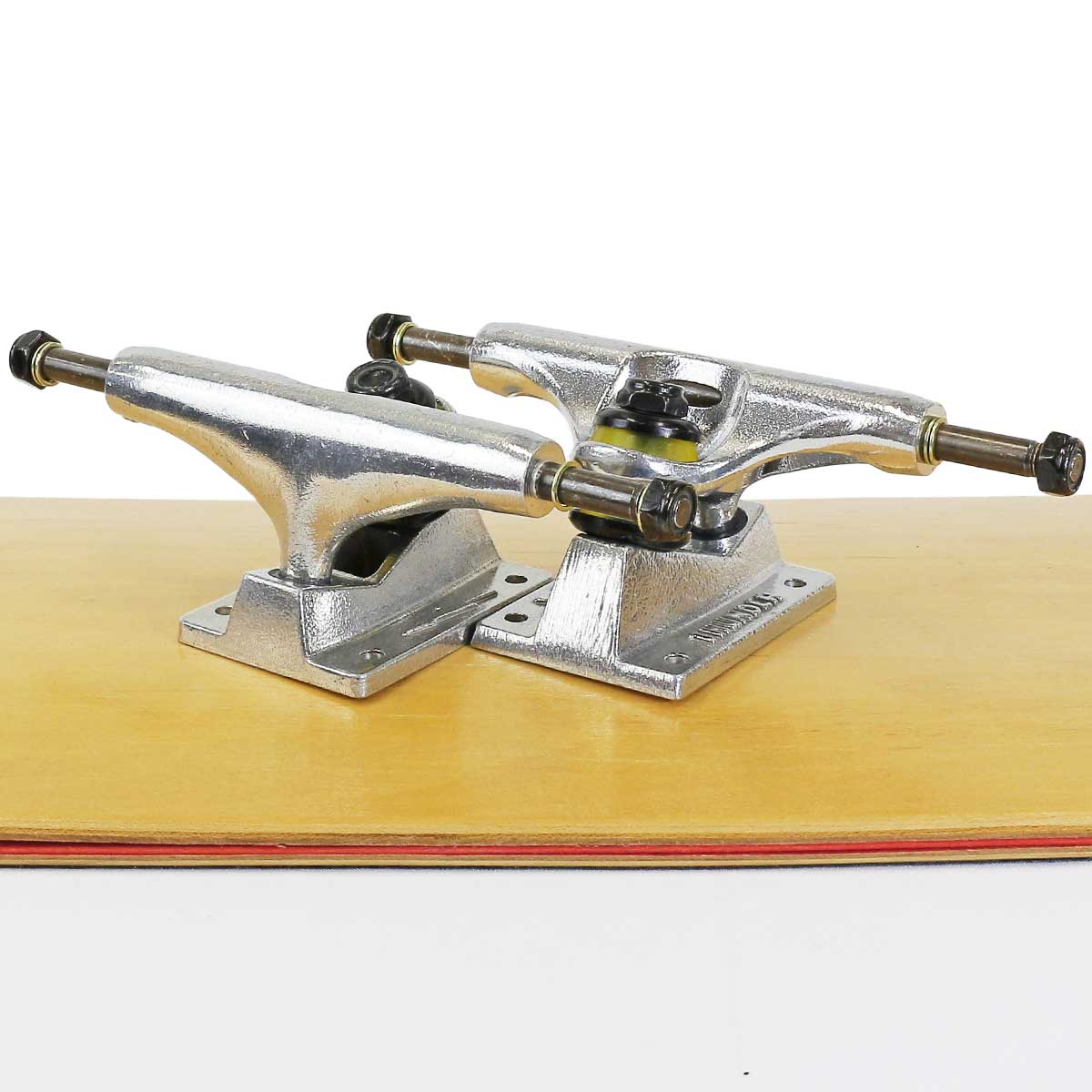 DELUXE サンダー 143 スケボートラック Thunder Trucks TM