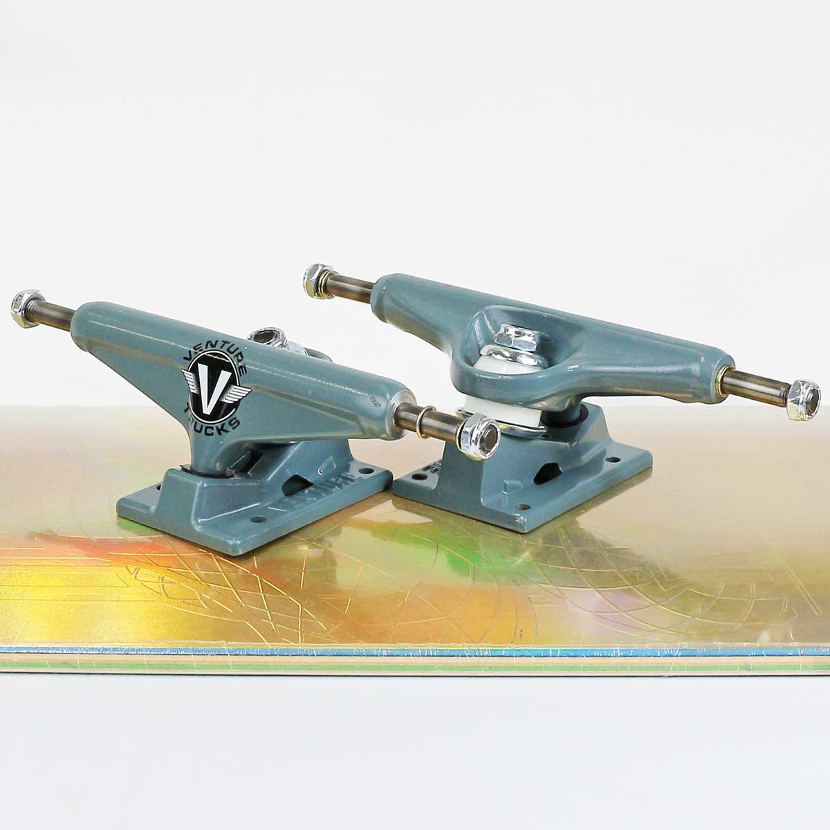 DELUXE ベンチャー 5.2 LO TM スケボー トラック Venture Trucks