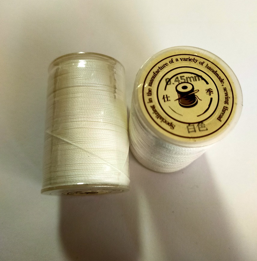 ろう引き糸　レザーコート手縫い 40色　80ｍ/巻　丸糸　幅0.45mm　 |  | 01