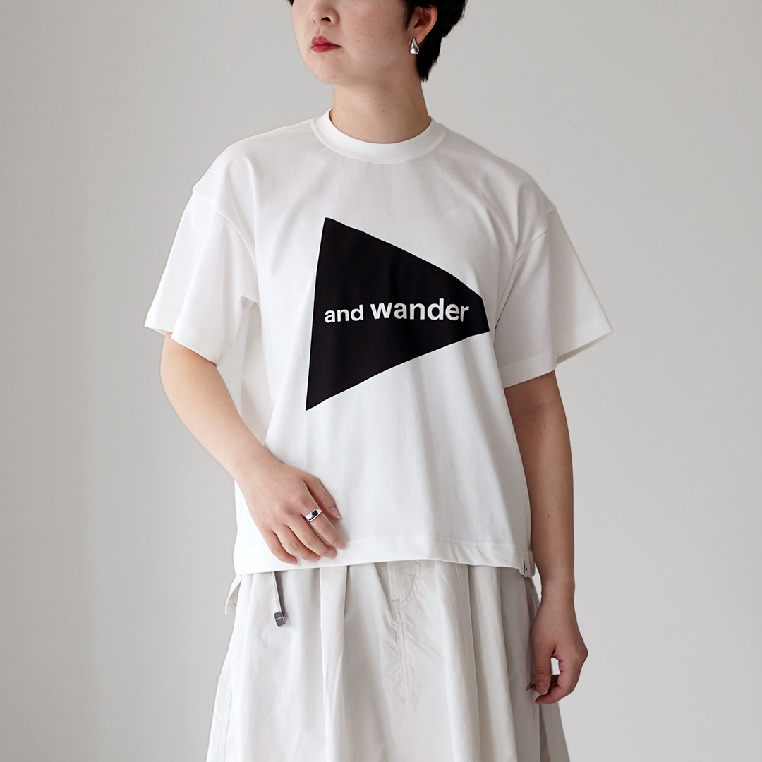 and wander（アンドワンダー） ビッグ ロゴショートスリーブ Tシャツ 