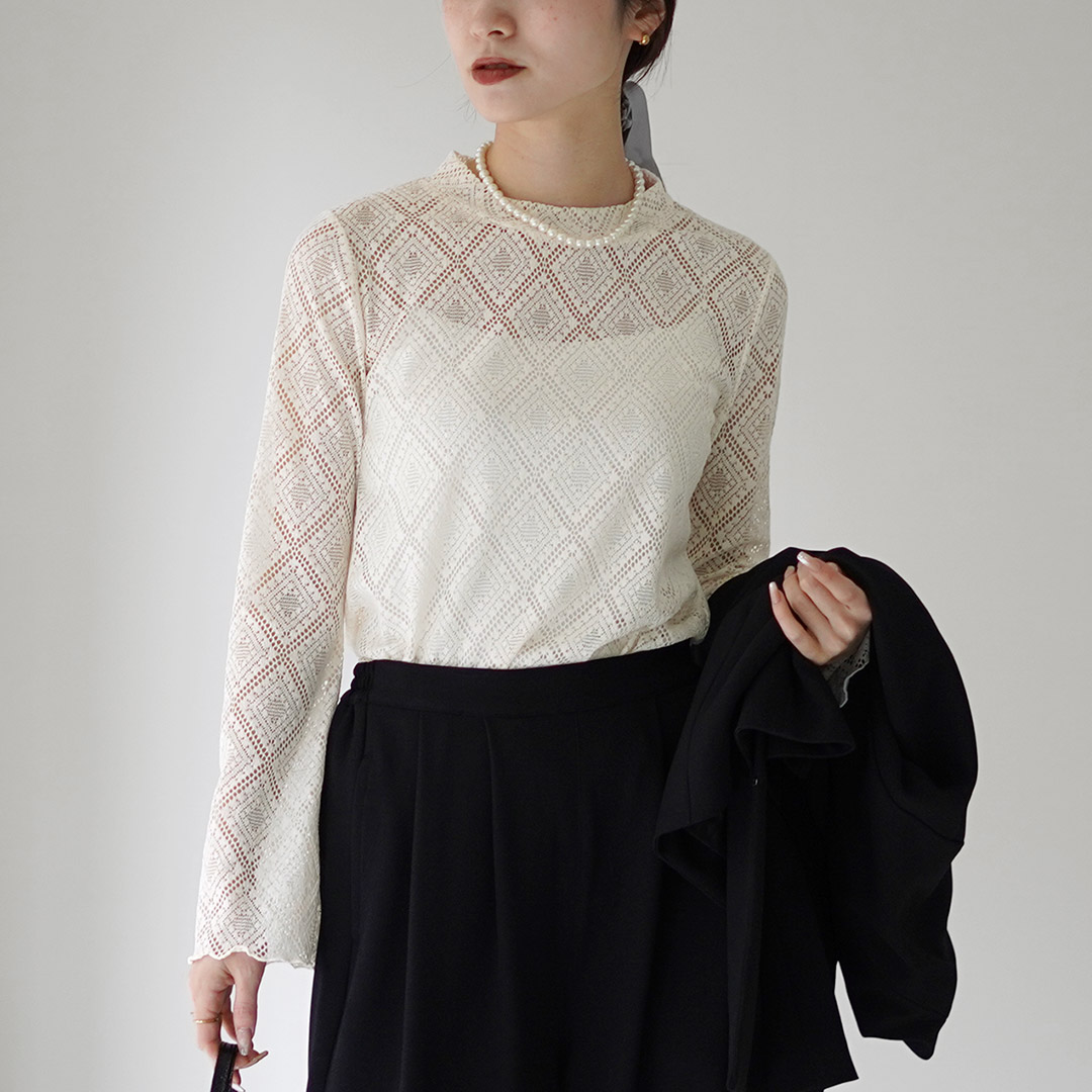Courreges長袖トップス オフショルダー フレア袖 刺繍ロゴ ホワイト オフショルダー Courreges(クレージュ) トップス(レディース