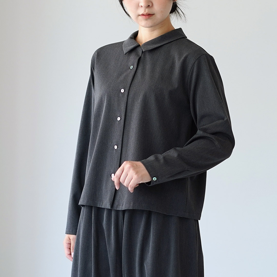 ✩新品✩ ミズイロインド ブラウス シャツ ノーカラー リボン ボウタイ 黒 mizuiroind（ミズイロインド）の「mizuiro ind ロールタイシャツ