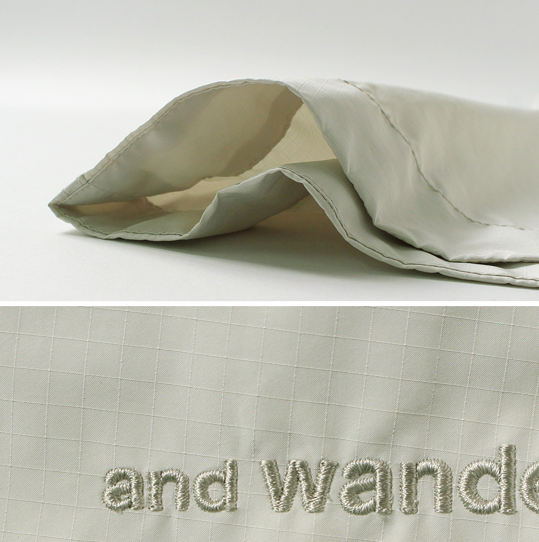 and wander（アンドワンダー） オーバーサイズ カーゴスカート