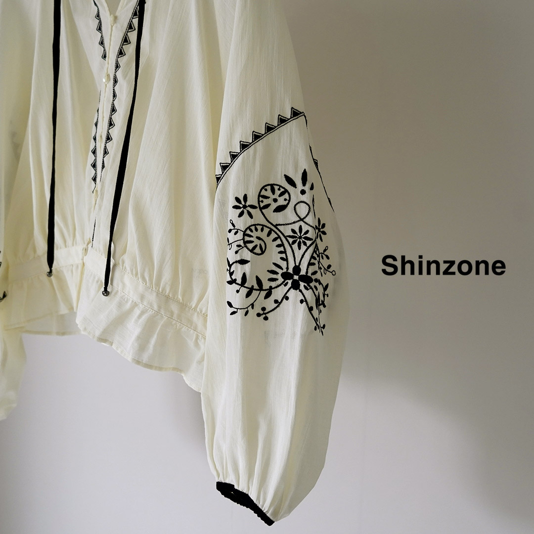 Shinzone（シンゾーン） エンブロイダード ブラウス 26SMSBL09