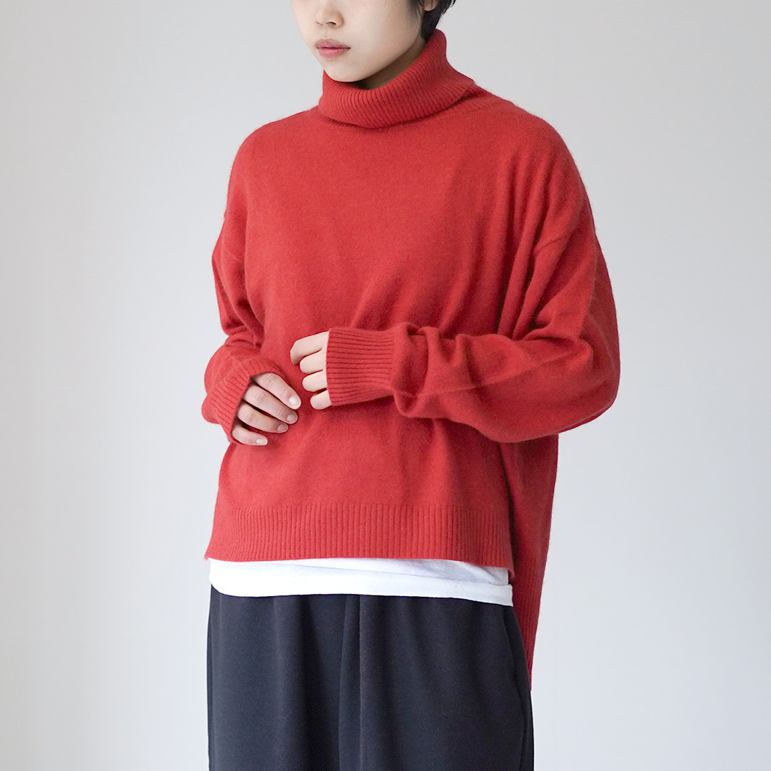 美品 プルミエアロンディスモン ハイネック ニット レッド オーバーサイズ MidiUmi（ミディウミ） ラクーン ニット ハイネック プルオーバー