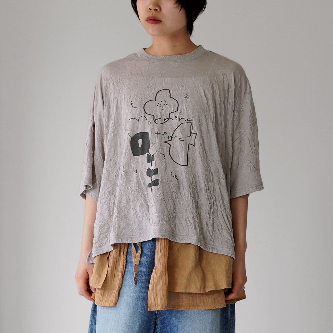 新品未使用品！ツムグ　ワッシャーライトプリントTシャツ　ライトグレー tumugu（ツムグ） ワッシャーライト プリントTシャツ 日本製