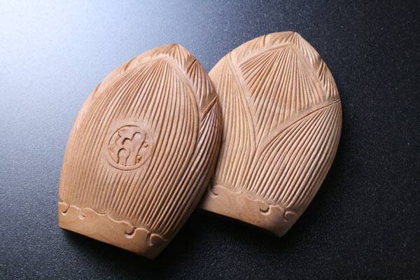 薬師如来　白檀木製ハート型お守り　懐中お守り お仏像総白檀お守仏 阿弥陀如来 守護本尊(戌年 亥年) 金襴袋付