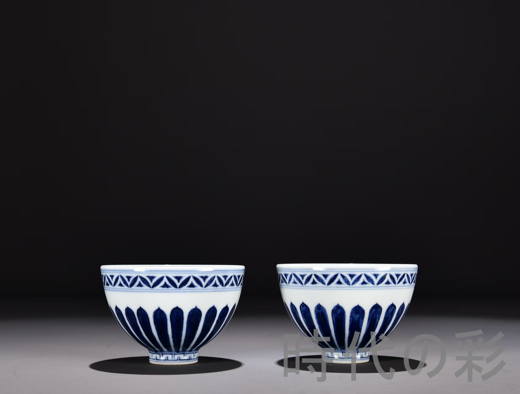 青磁浮彫り鳳紋玉壺春瓶 景徳鎮 陶磁器 装飾品 現代工芸品 美術品 置物