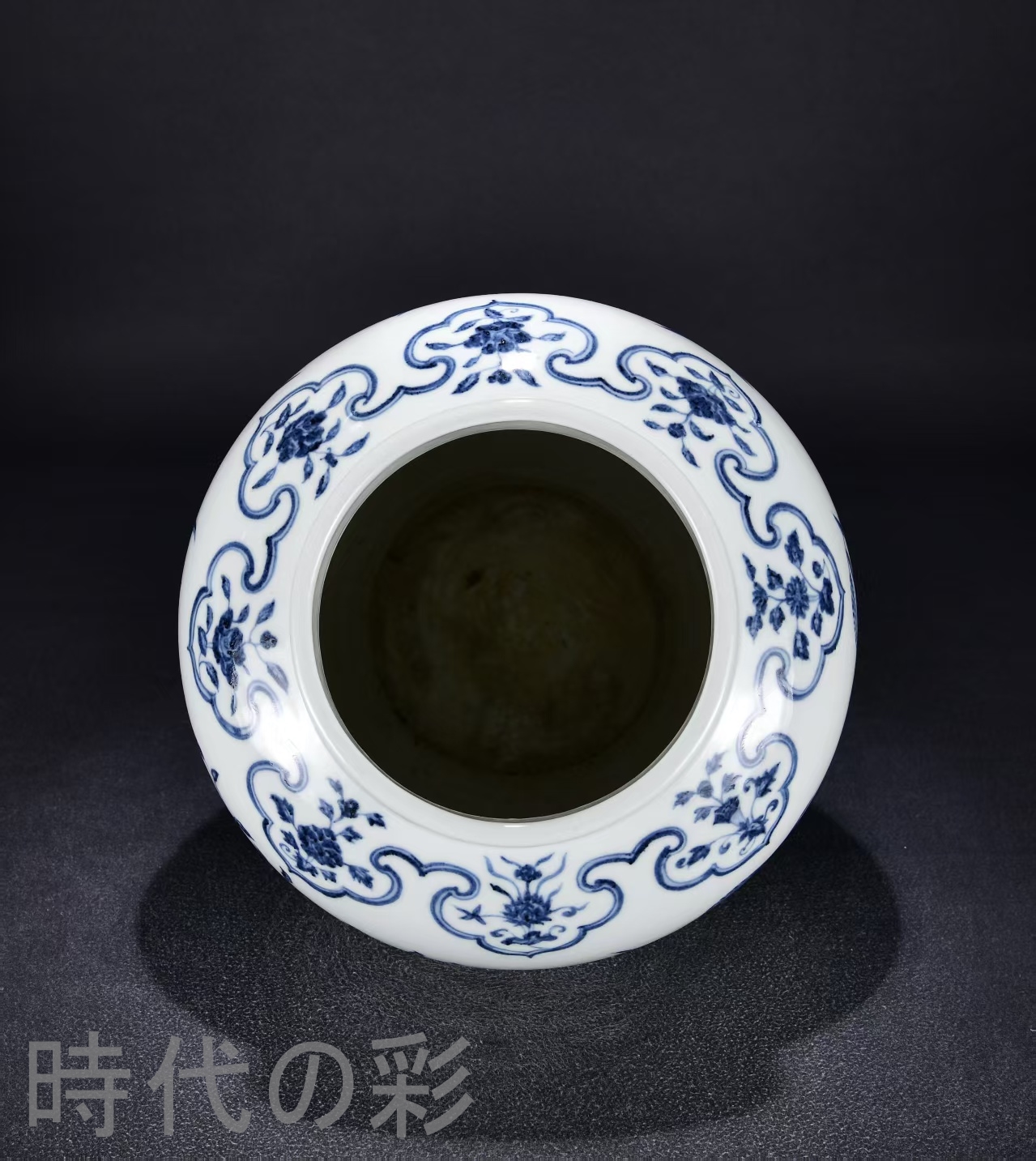 青花磁 年代物 中国古美術・珍品旧蔵・大明宣徳紋・青花纏枝牡丹紋梅