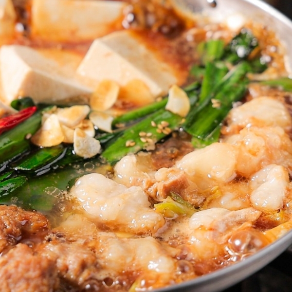 ぐつぐつ煮える大粒の国産牛もつ ニラ・ニンニク・豆腐入りの本格もつ鍋シズル