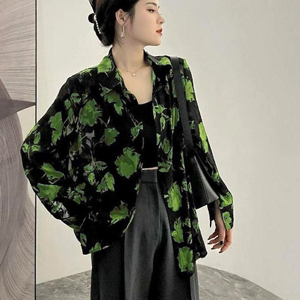 【華やぎ】新品　グリーン花柄パフスリーブセットアップ黒　ｄ026 柄シャツ 花柄 グリーン 緑 花びら ちょうちょ 蝶 バタフライ シアー