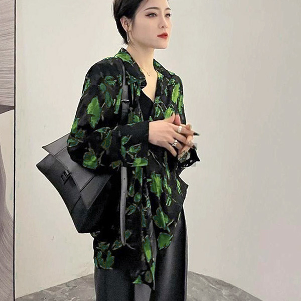 【華やぎ】新品　グリーン花柄パフスリーブセットアップ黒　ｄ026 柄シャツ 花柄 グリーン 緑 花びら ちょうちょ 蝶 バタフライ シアー