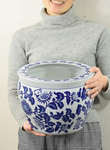 青と白の花柄　陶器　睡蓮　花生け　アンティーク 水鉢 睡蓮鉢 陶器 めだか鉢 ハス鉢 青花丸大魚洋蓮鉢 黒 中