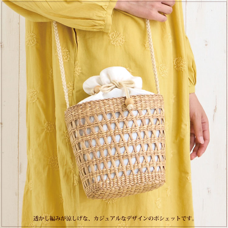 Escapade の天然素材で編まれたハンドメイドのシンプルなかごバックです。 Escapade の天然素材で編まれたハンドメイドのシンプルなかご